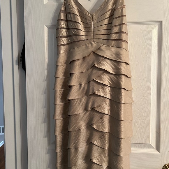 Elegant Adrianna Papell crepe layered dress & jacket. size 8. beige silver gold - Picture 11 of 15